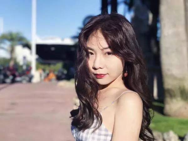 她曾在餐廳兼職，24歲成為CEO，最近又踏上戛納紅毯